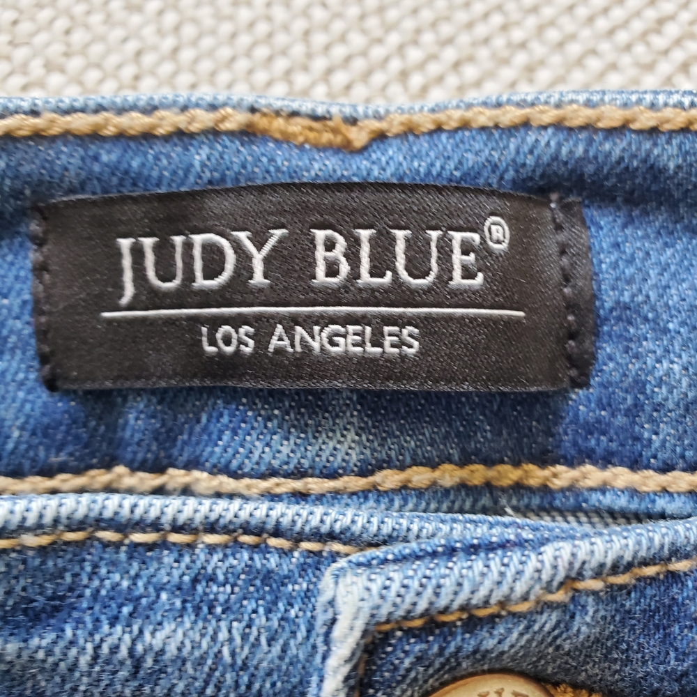 Judy Blue Women's Distressed Skinny Fit Denim Shorts. Size 0 - Picture 4 of 7